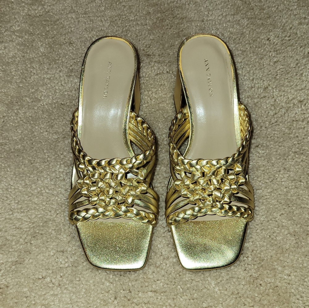 NWOT Ann Taylor Gold Sandals 👡